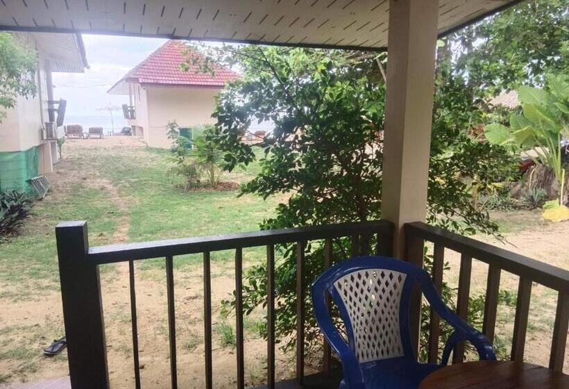 스탠다드 방갈로 정원 전망, Pranee Beach Bungalows