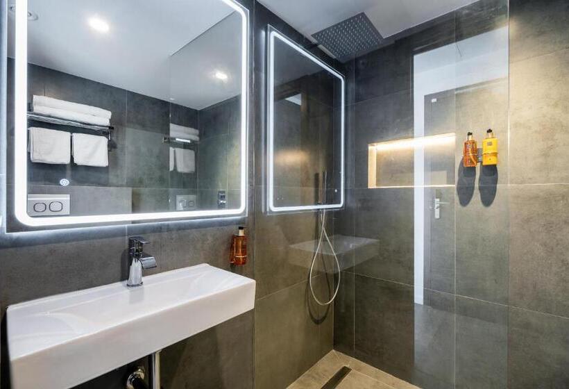 Номер Deluxe, The Orange House Boutique Hotel And Upstairs Rooftop Bar   Brand New