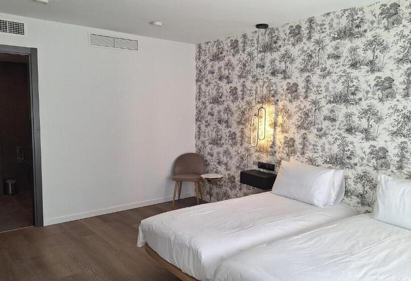 Семейный Номер, The Orange House Boutique Hotel And Upstairs Rooftop Bar   Brand New