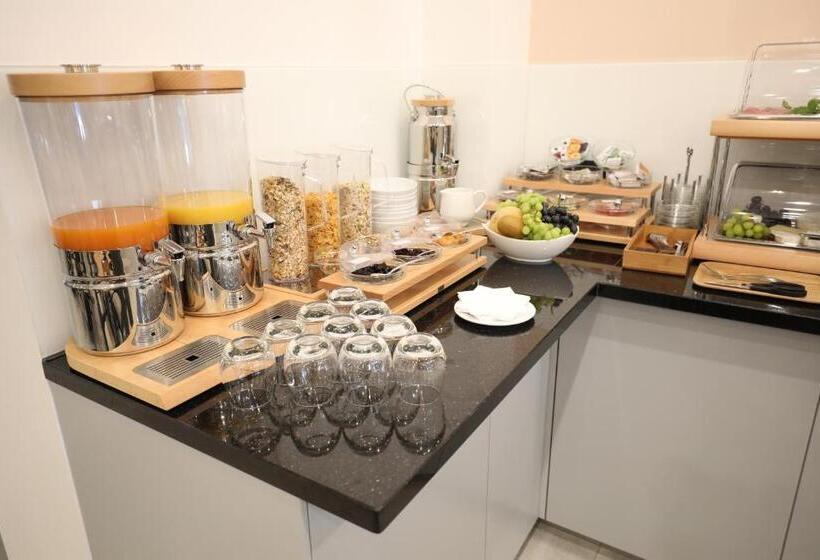 اتاق لوکس با تخت بزرگ, Sleep Inn Dusseldorf