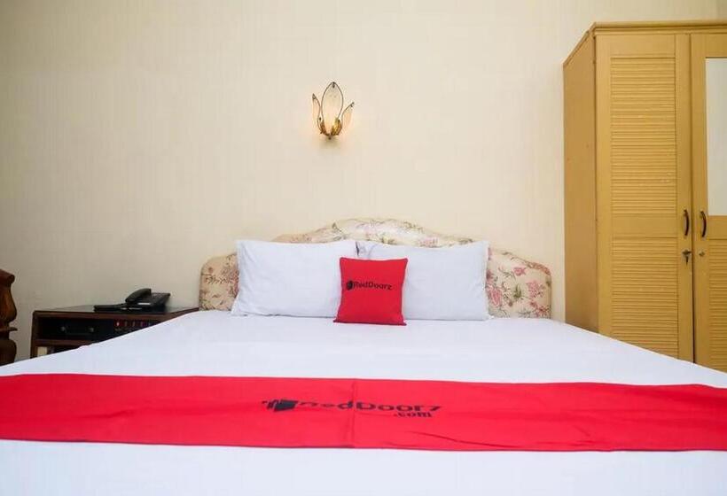Номер Deluxe, Reddoorz Plus @ Laweyan
