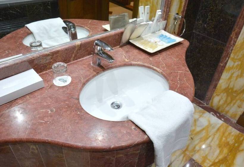Suite Real 3 Quartos, Maden