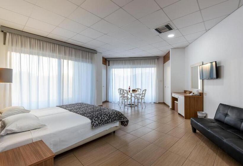 Трехместный Superior Вид на Море, Royal Bay Suites
