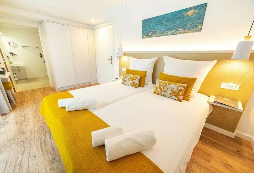 Quarto Estandar, The Place   Adults Only