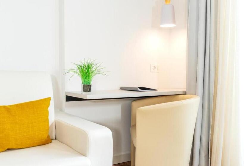 Quarto Deluxe, The Place   Adults Only