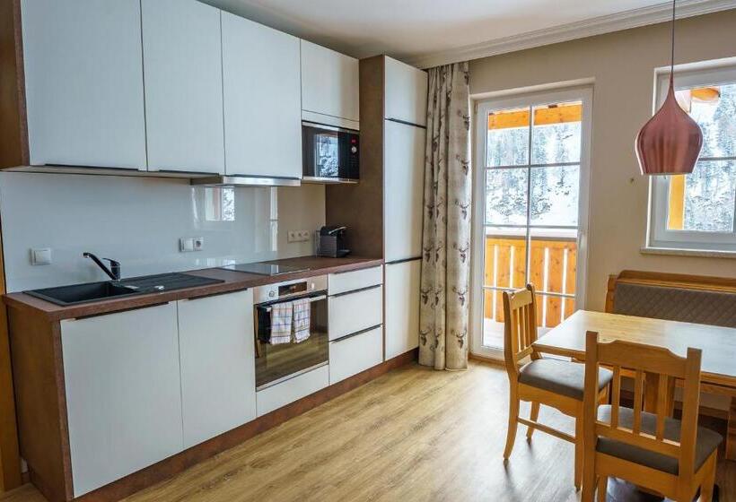 Superior suite with balcony, Hubertus Alpine Living