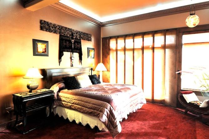 스위트 킹사이즈 침대, Swan River Inn