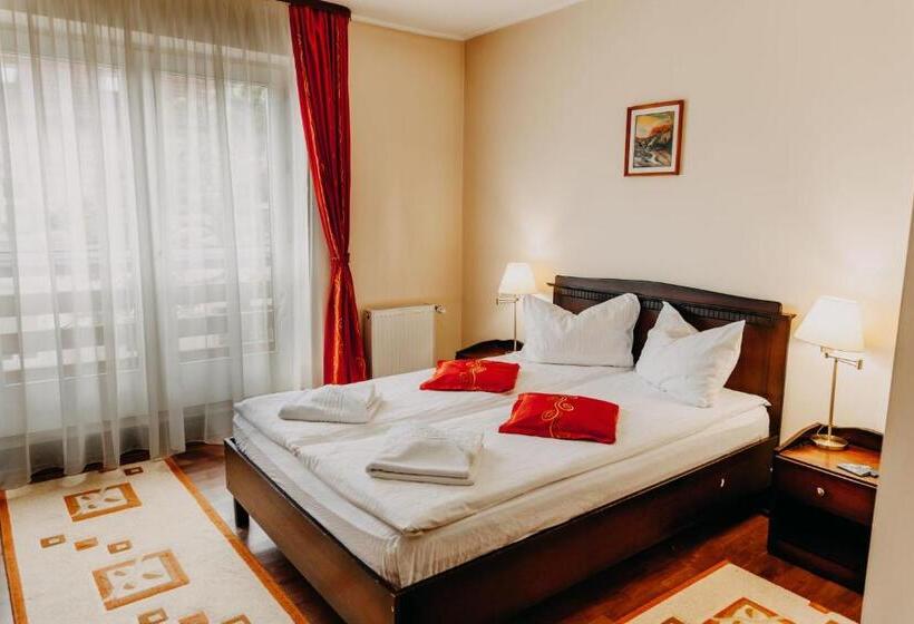 اتاق استاندارد سه نفره, Páva City