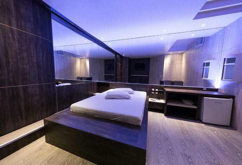 자쿠지 스위트, Snob Motel