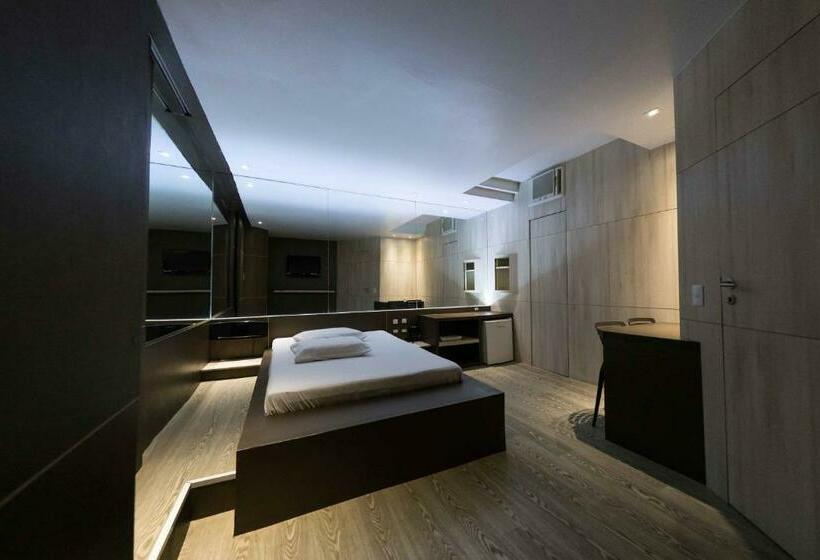 자쿠지 스위트, Snob Motel
