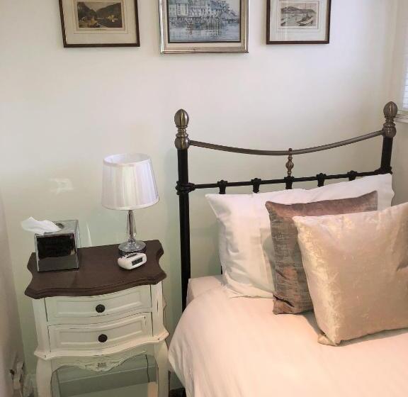 חדר יחיד בסיסי, Trefoil Guest House