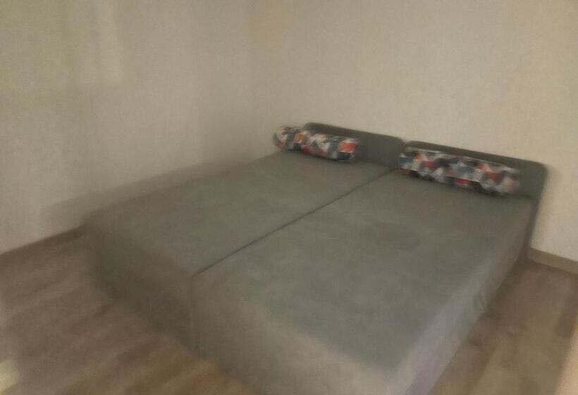 آپارتمان خانوادگی, Guest House Lotus