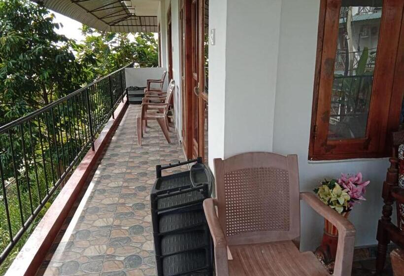 Quarto Estandar com Sacada, The Rock Face