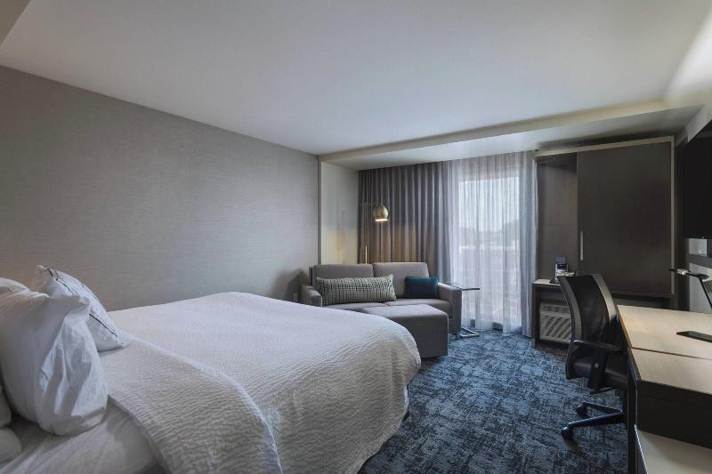 Люкс Кровать Кинг, Courtyard St. Louis Brentwood