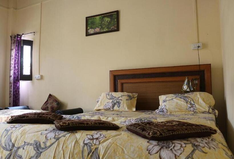 Quarto Triplo Clássico, Mother Hostel