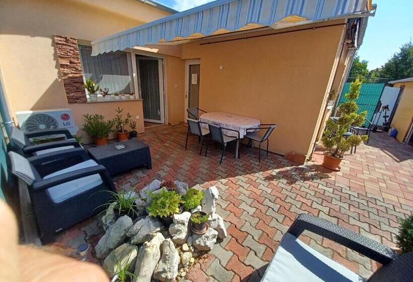 Семейный Номер, Tulipán Apartmanház