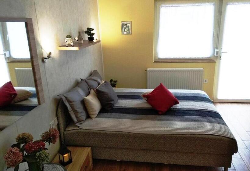 Семейный Номер, Tulipán Apartmanház