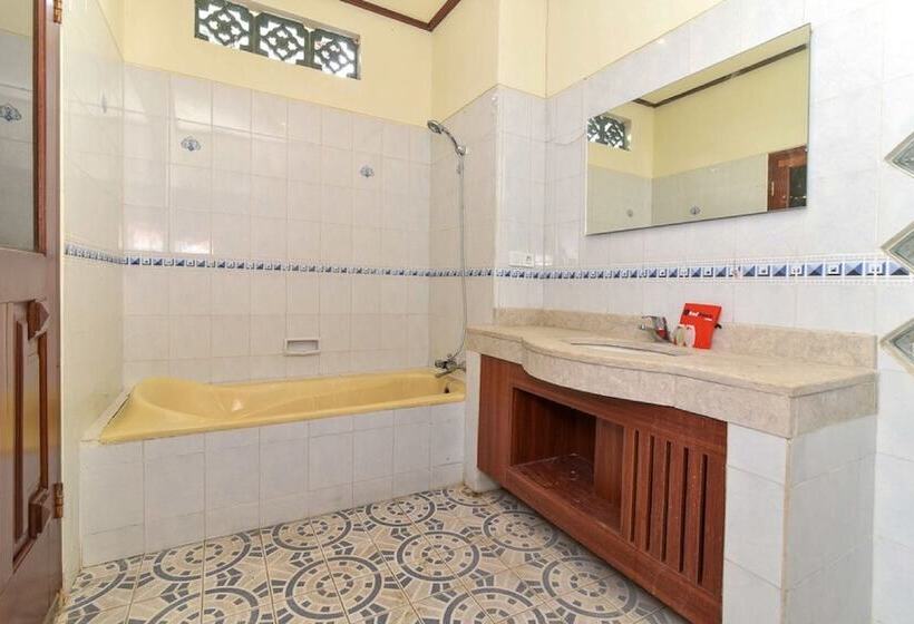 Номер Deluxe, Reddoorz Plus Near Seminyak Square