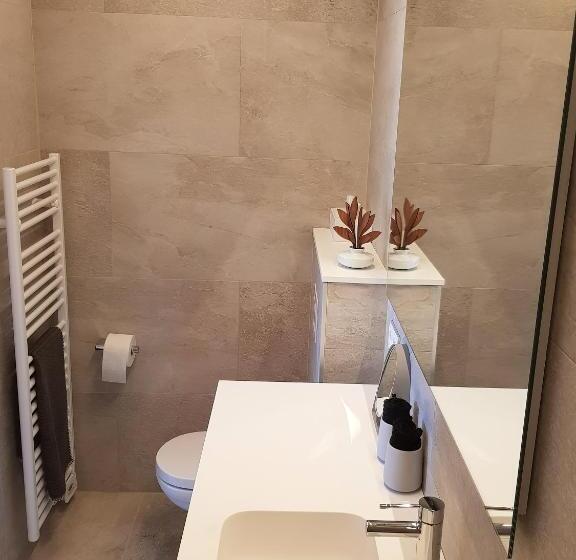 带大床的标准间, Akemi B&b