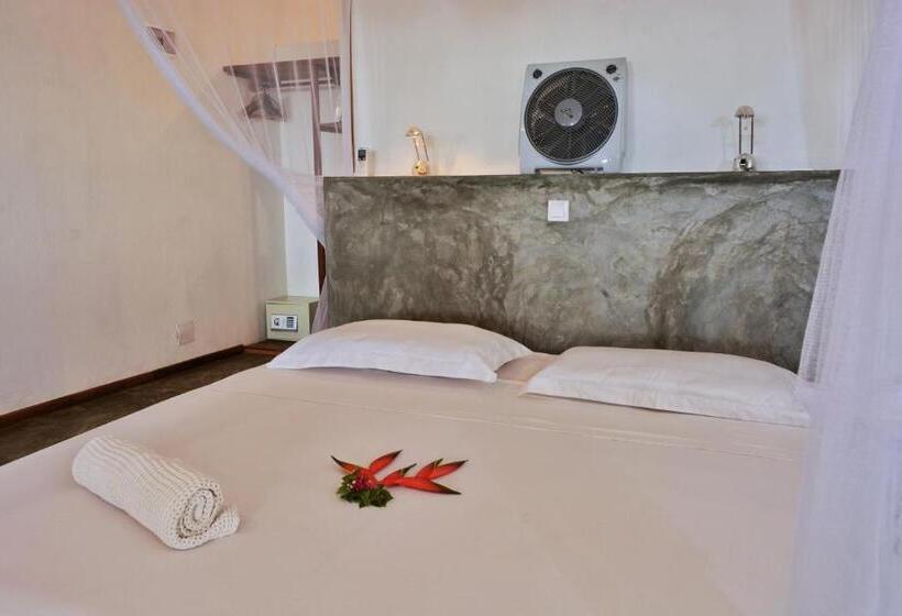 اتاق استاندارد با بالکن و چشم‌انداز دریا, Nosy Lodge