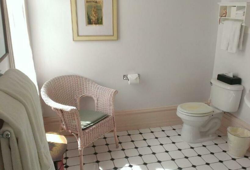 Quarto Estandar, Connor