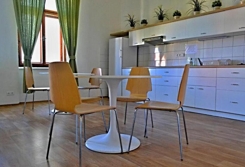 Трехместный Номер Стандарт Совместная Ванная, Hostel U Sv. štěpána