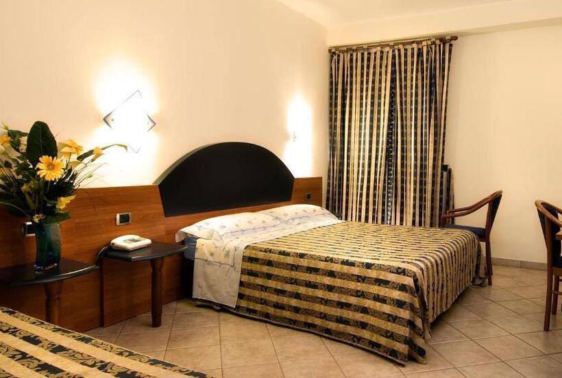 اتاق استاندارد سه نفره, Marconi