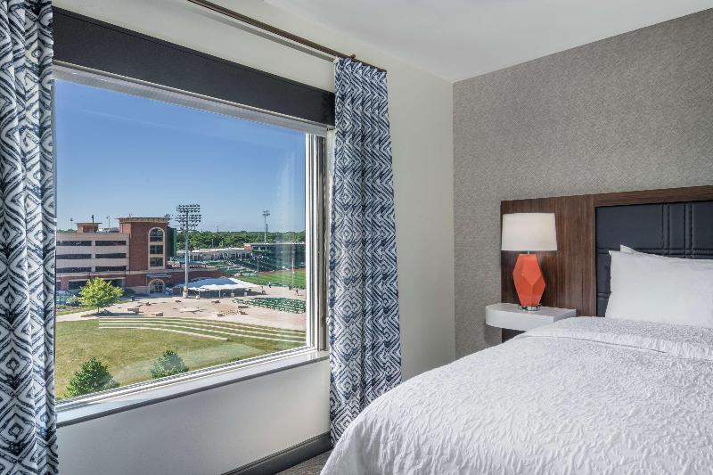 Люкс Кровать Кинг, Hampton Inn & Suites Fort Wayne Downtown