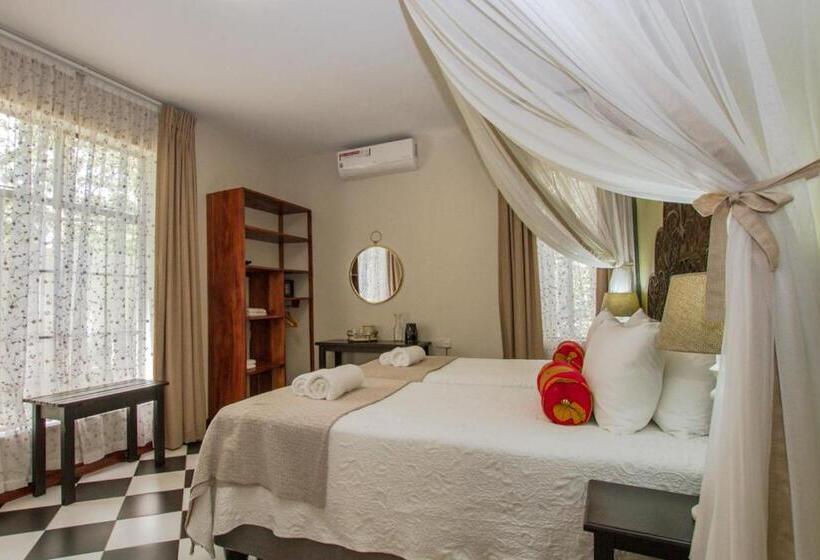 اتاق لوکس سه تخته, 528 Victoria Falls Guest House