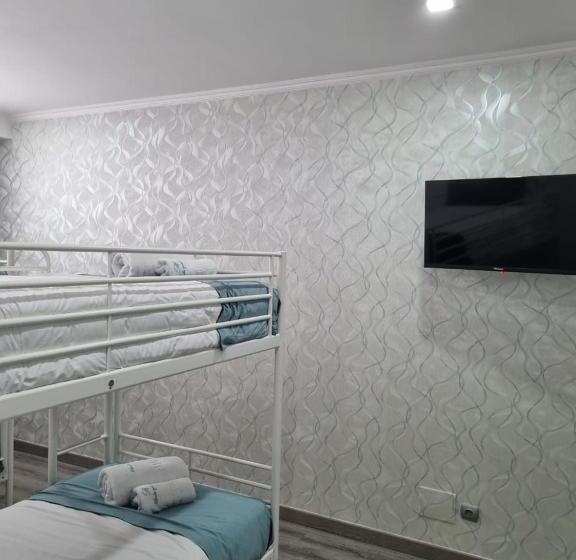 اتاق خانوادگی, Mikaela Guest House