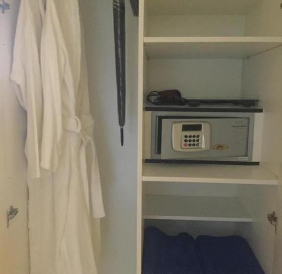Студио Стандарт Вид на Бассейн, The Travel Inn Durban