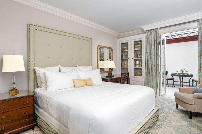 Quarto Premium, Bennett Charleston