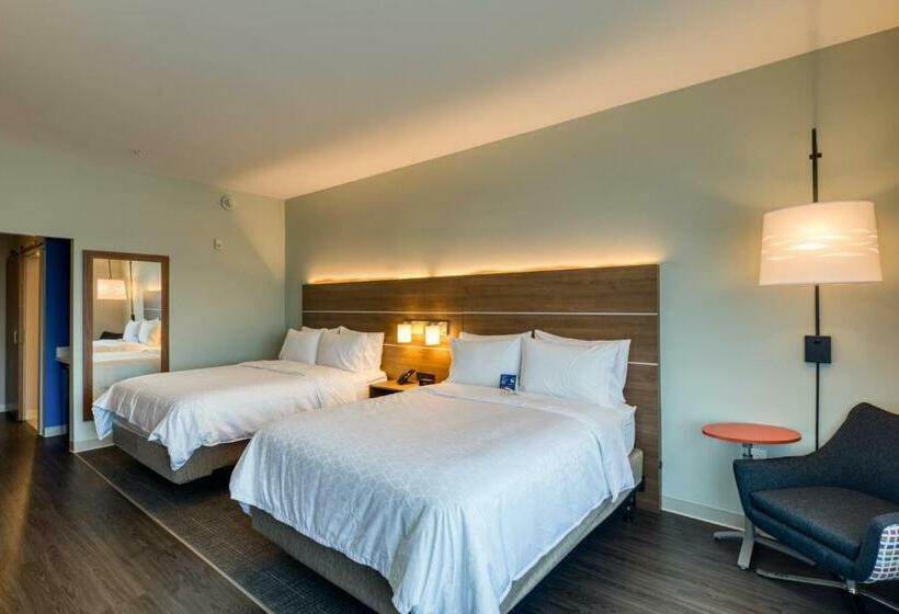 残疾人使用的带特大床的标准间, Holiday Inn Express & Suites   Charlotte   South End, An Ihg