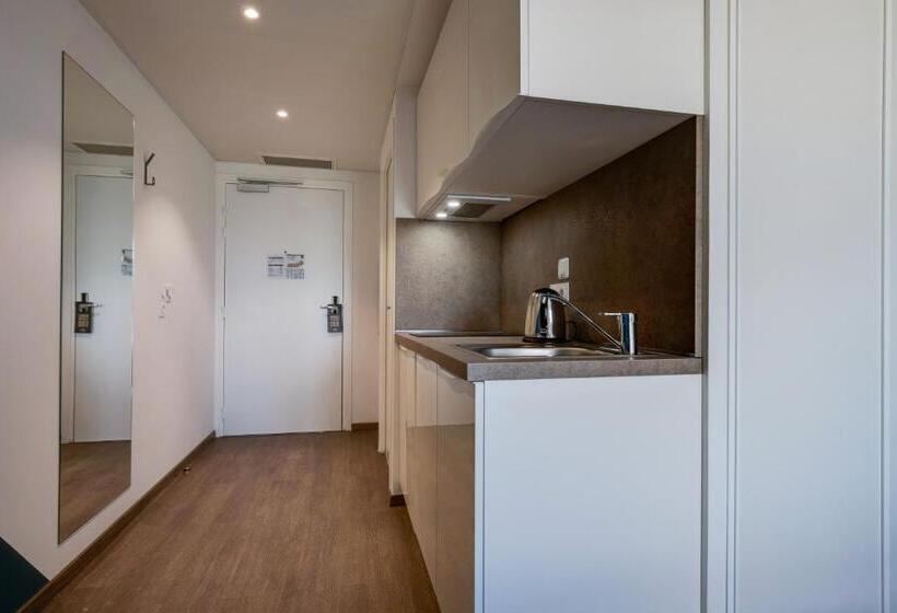 Comfort studio with terrace, All Suites Appart Hôtel Massy Palaiseau