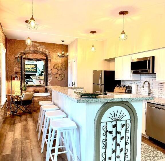 Президентский Люкс, Bisbee Brownstone Suites