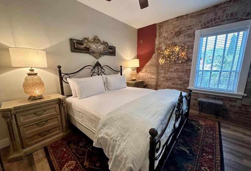 Президентский Люкс, Bisbee Brownstone Suites