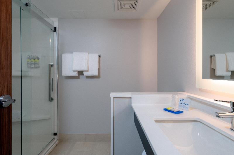 适合残疾人士使用的带超级大床的标准间, Holiday Inn Express & Suites   Tulsa Downtown   Arts District, An Ihg