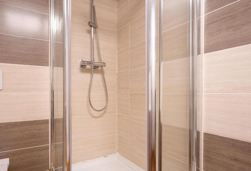 اتاق سه‌نفرۀ استاندارد با سرویس بهداشتی بیرون از اتاق, Suites Rooms Valencia