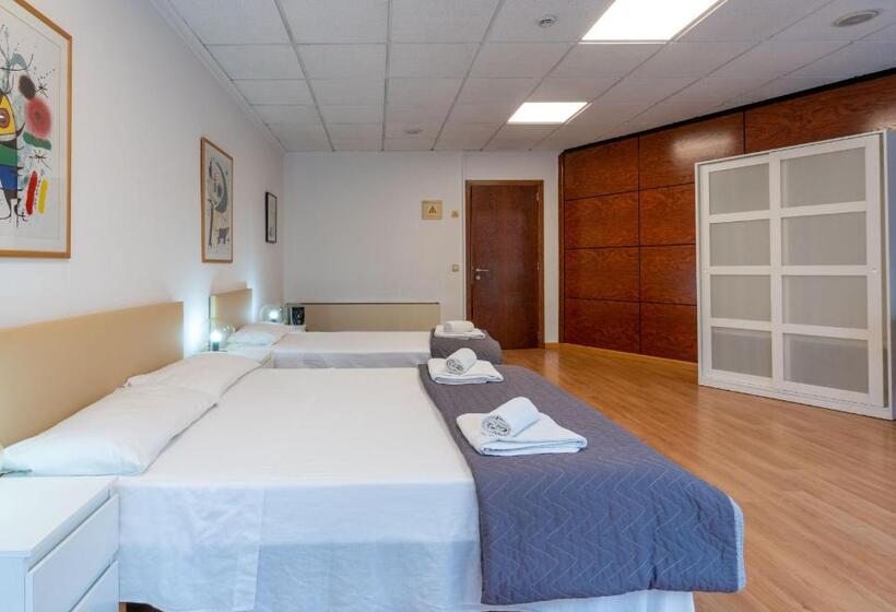 اتاق سه‌نفرۀ استاندارد با سرویس بهداشتی بیرون از اتاق, Suites Rooms Valencia