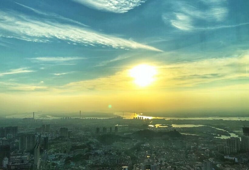Номер Клуб, Hyatt Regency Zhenjiang