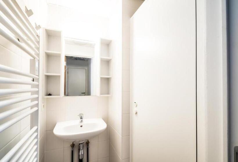 Кровать в Общей Комнате, Auberge De Jeunesse Charleroi Youth Hostel