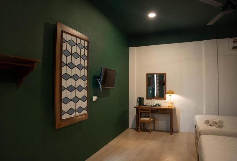 Семейный Номер Superior, Room V @ Jalan Sultanah Near Bus Stop Batu Pahat