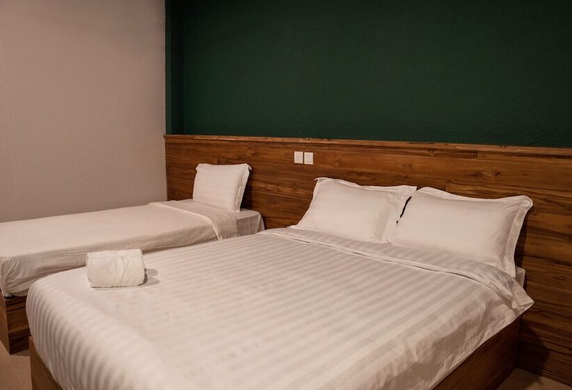 Номер Стандарт Трехместный, Room V @ Jalan Sultanah Near Bus Stop Batu Pahat