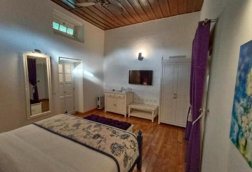 اتاق لوکس, Pine Retreat Mallroad