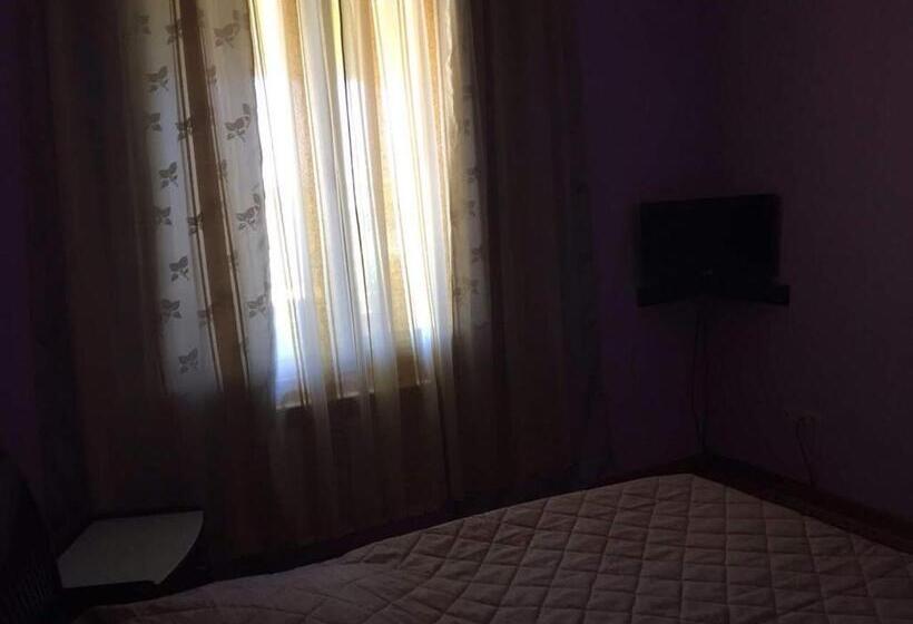 سوئیت با بالکن, George's House