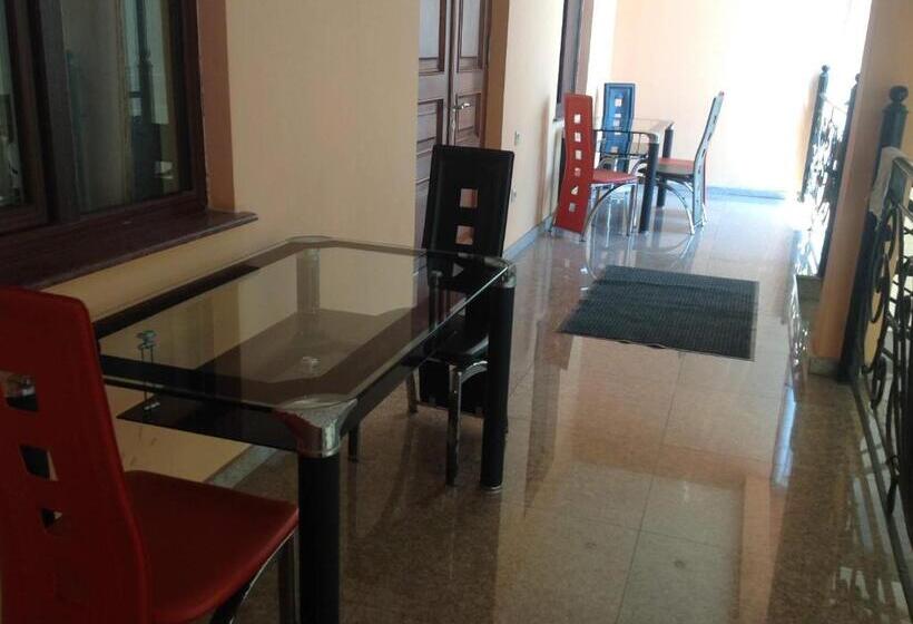 سوئیت با بالکن, George's House