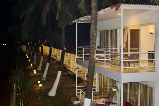 带大床的豪华间, Arabian Sands Beach Resort