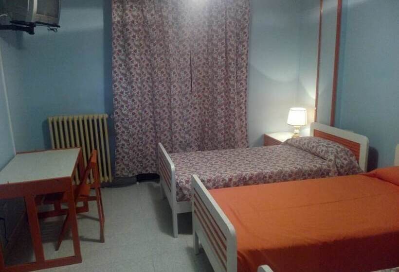 Номер Стандарт Трехместный, Hostal Restaurante Tanis