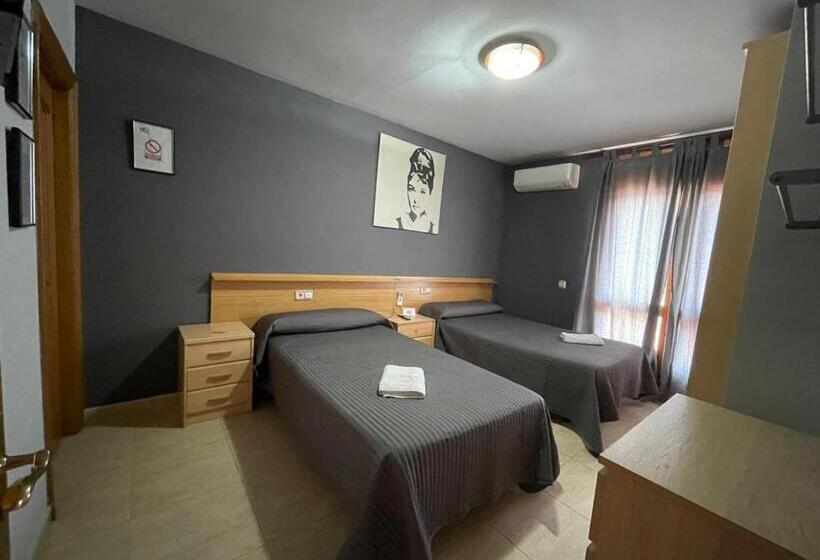 Номер Стандарт Трехместный, Hostal Del Carmen