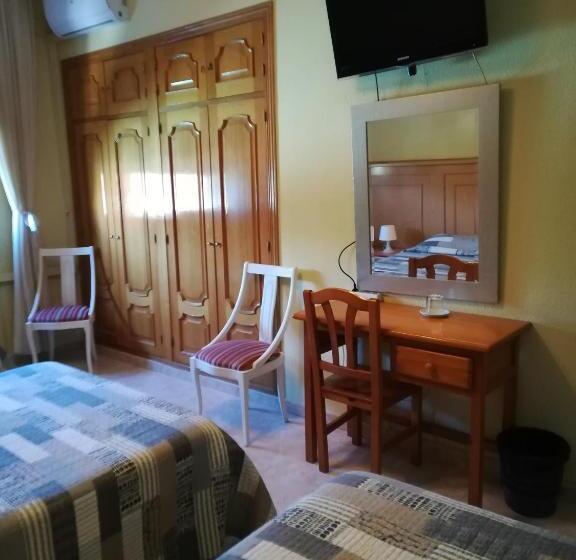 Четырехместный Номер Стандарт, Hostal Brunete